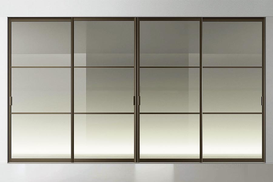 Spazio: structure 13 nero, glass 63 grigio trasparente. Velaria: structure and handle 13 nero, glass 63 grigio trasparente
