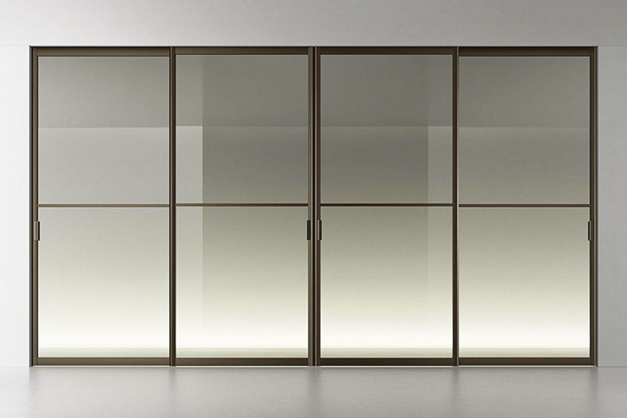 Spazio: structure 13 nero, glass 63 grigio trasparente. Velaria: structure and handle 13 nero, glass 63 grigio trasparente